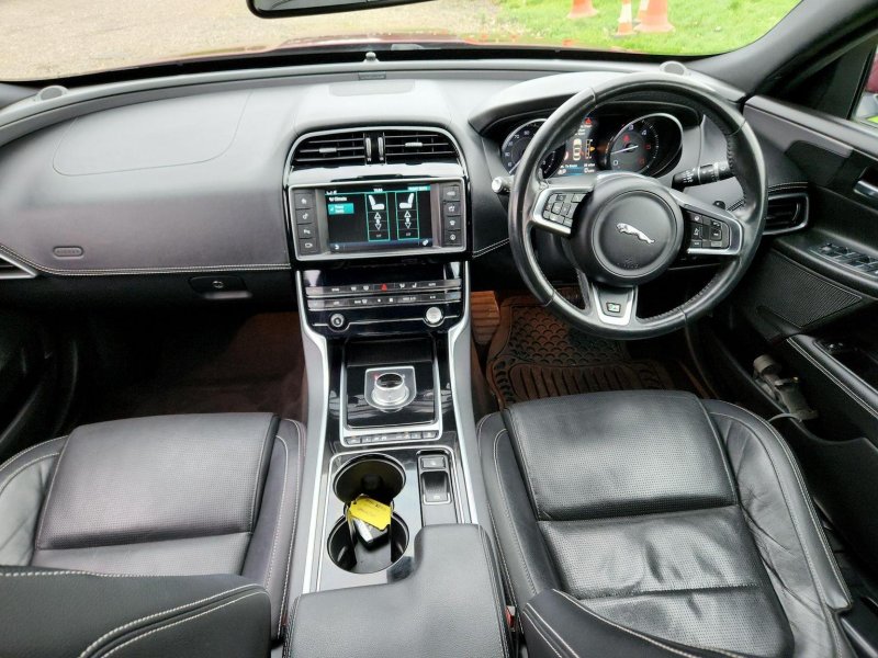 JAGUAR XE
